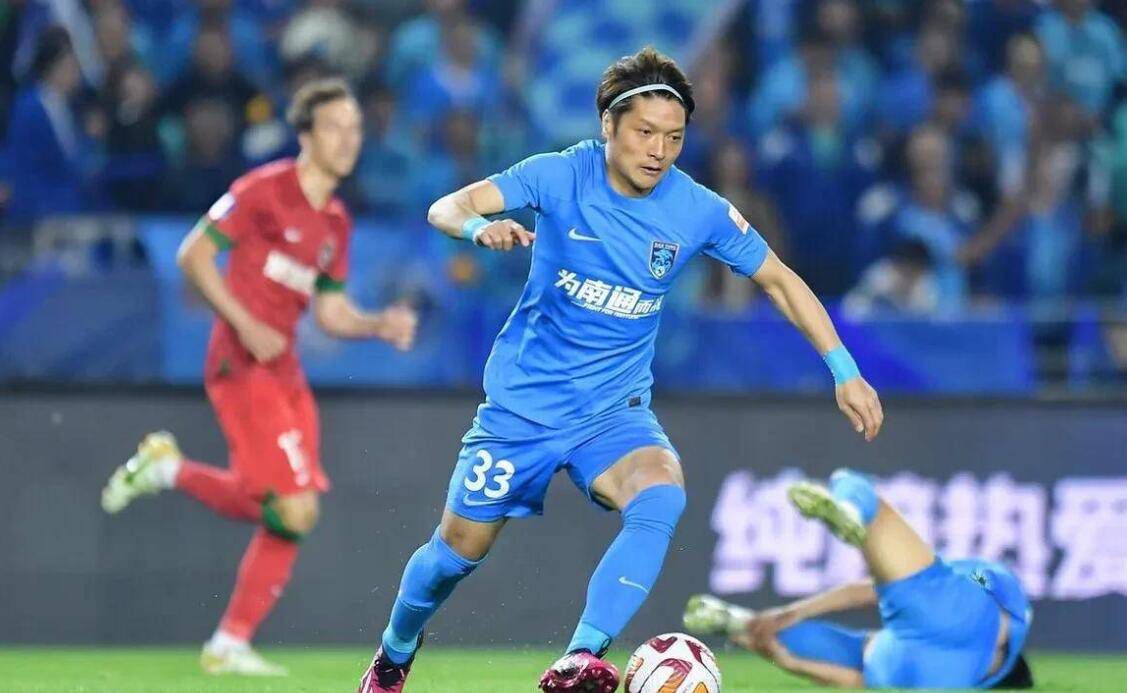 所以，乔飞云决定，暂时先不把这件事情告诉任何人，自己简单操办一下弟弟的丧事，然后就先找个地方躲起来，看一看这件事后续的风声。